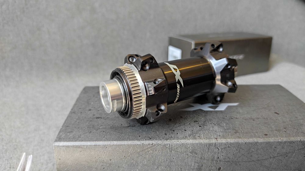 Передняя втулка: Shimano XT HB-M8110-BS - (28 отв.)