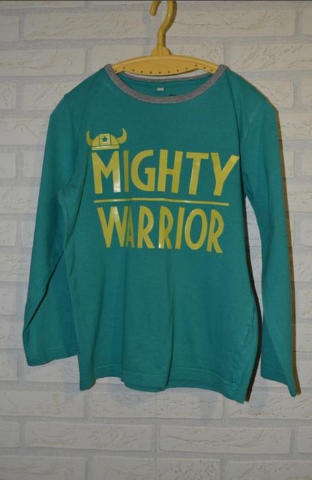 Футболка на длинный рукав 5-6 лет.
Идеальный вариант для сада)
Очень х