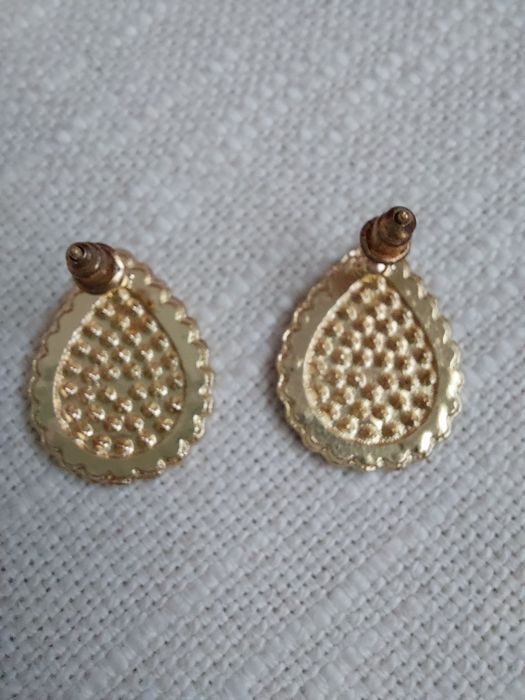Brincos em forma de gota com pedras brilhantes e pretas