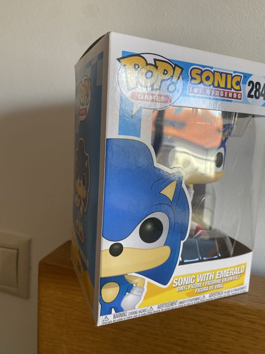 Funko Pop sonic the hedgehog with emerald 284 vinil figure