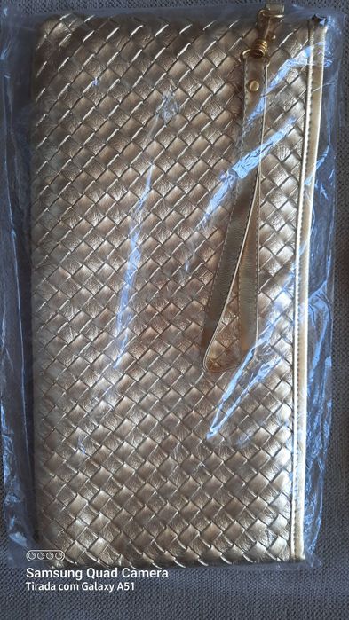 Bonita bolsa dourada.