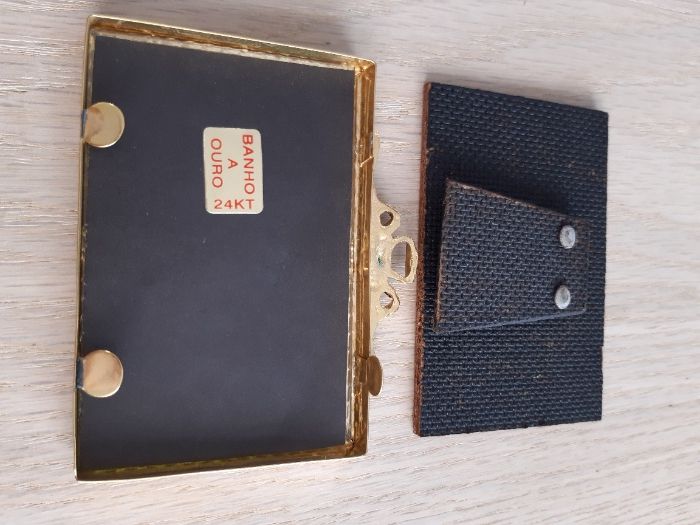 Pequena moldura banhada a ouro