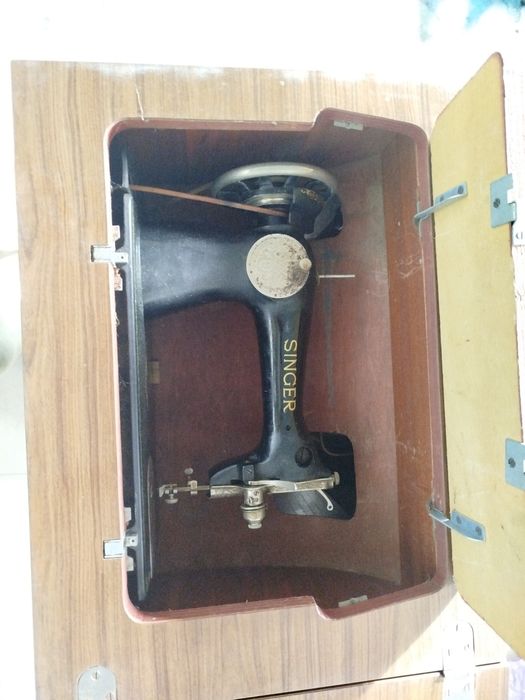 Maquina de cozer Singer antiga com móvel completo
