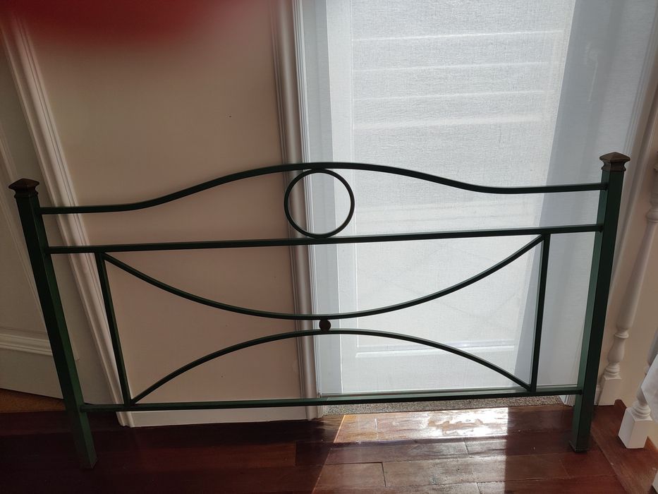 Cama de casal em ferro, lacada a verde e dourado, com colchão