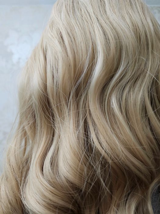 Peruka Długa Włosy Fale 55 Cm Jasny Blond Syntetyczny Feshfen