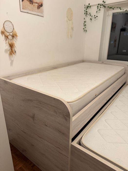 Cama c/ colchões + arrumação – Como nova