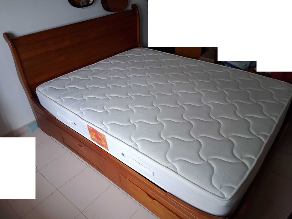 Cama de casal pinho maciço cor de mel com colchão e estrado incluídos