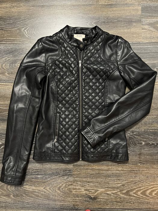 Куртка шкіряна на дівчину