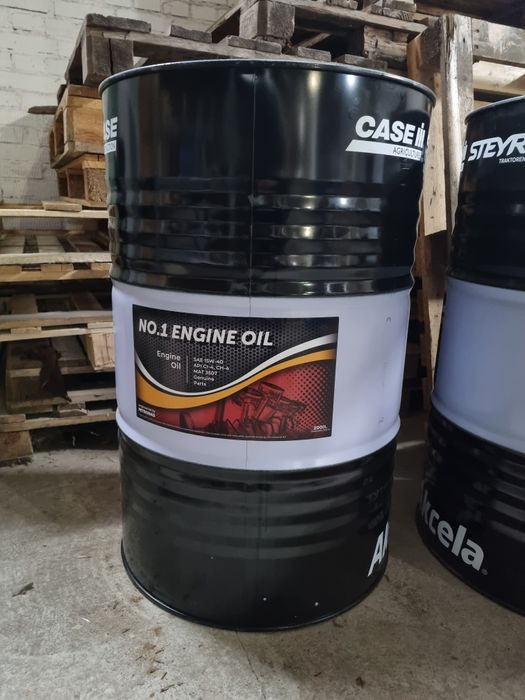 Металеві бочки з-під масла.