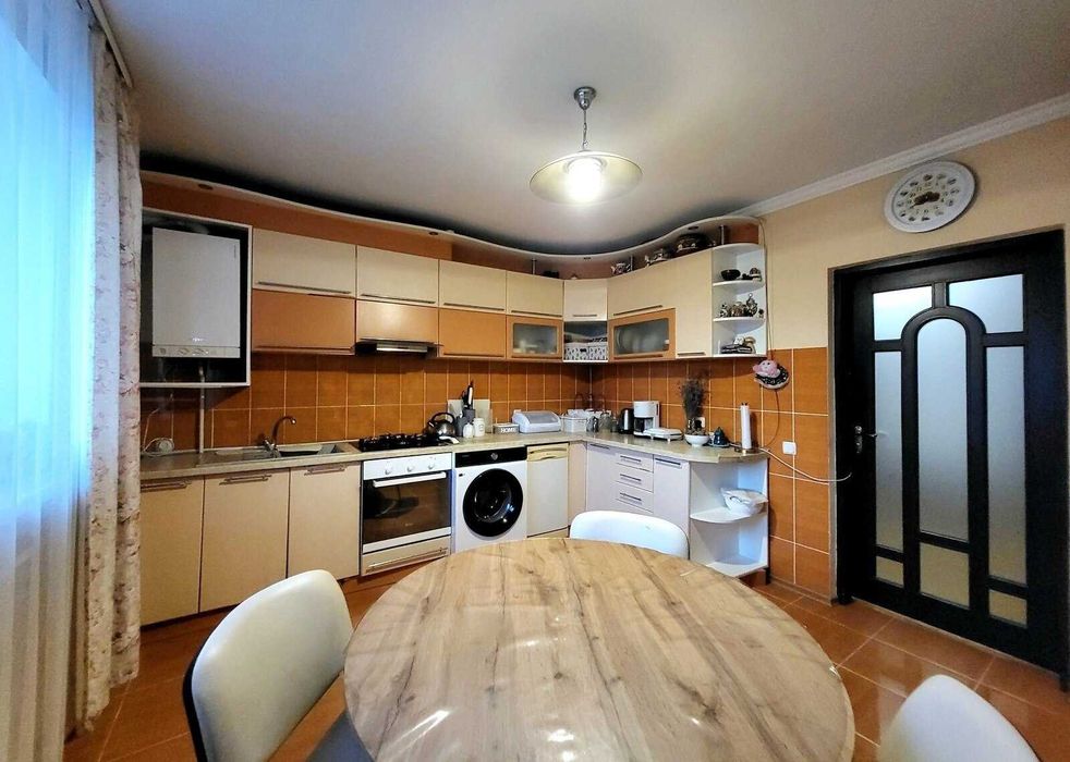 Продам квартиру з гаражем в Центрі міста