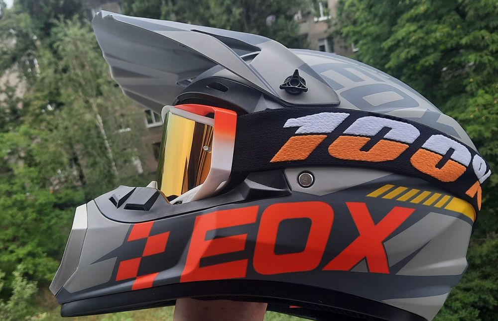 Шолом з окулярами ред бул