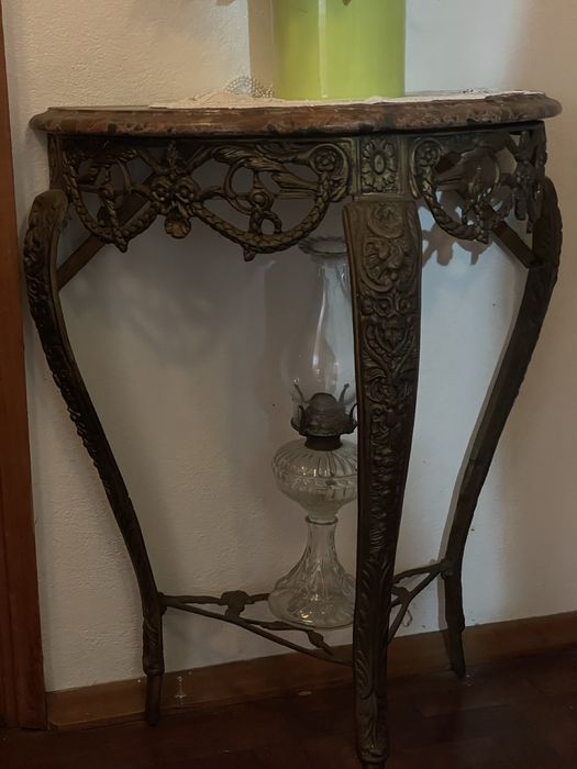 Mesa/Consola antiga em metal ornamentado com tampo de mármore