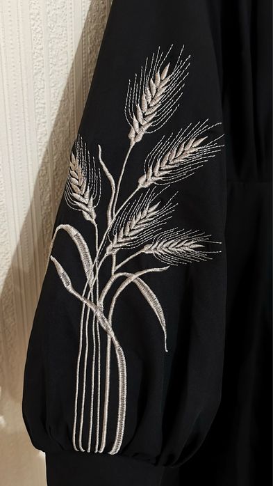 Святкова сукня з вишивкою