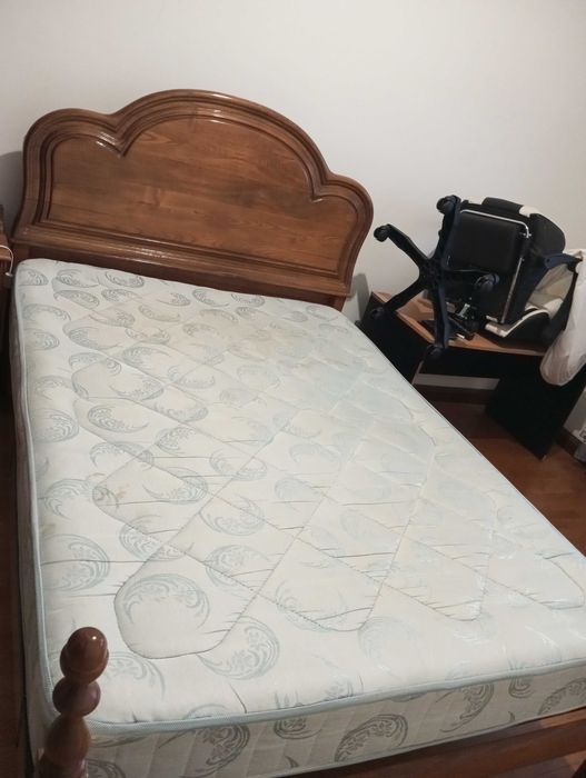 Cama de corpo e meio e mesa de cabeceira
