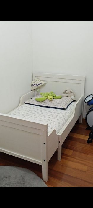 Cama de criança extensível.
