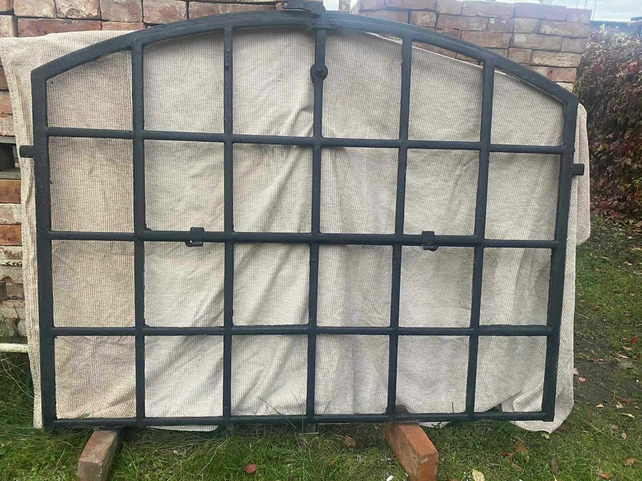 Stare solidne łukowe okno żeliwne