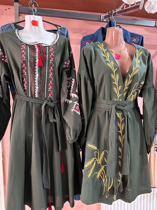 Жіночі вишивані сукні