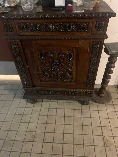 Móvel antigo, em madeira de castanho, todo em talha