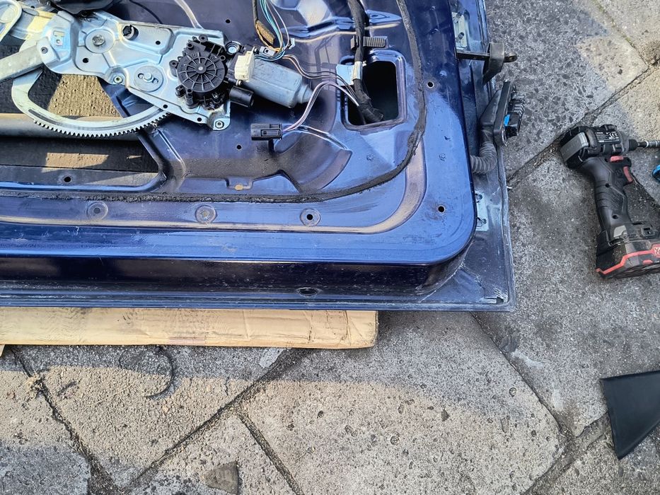 BMW E36 sedan drzwi Montrealblau Atlantisblau Cosmosschwarz