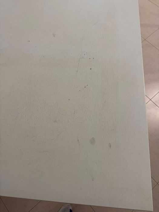 Mesa Retangular Branca com Estrutura Metálica