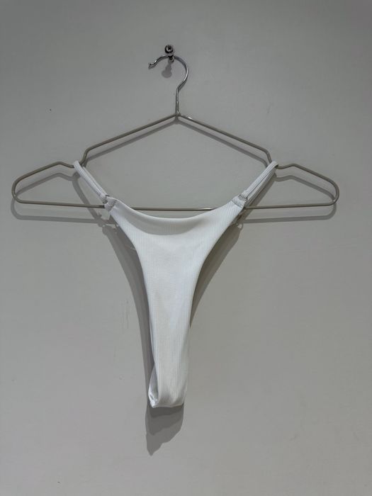 Biały strój kąpielowy