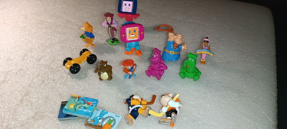 Antigo lote com mini figuras Kinder