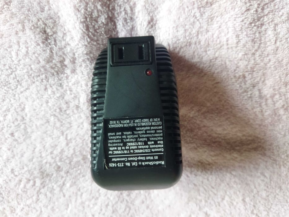 Понижающий преобразователь RadioShack 273-1426 от 220V до 110V 85W.