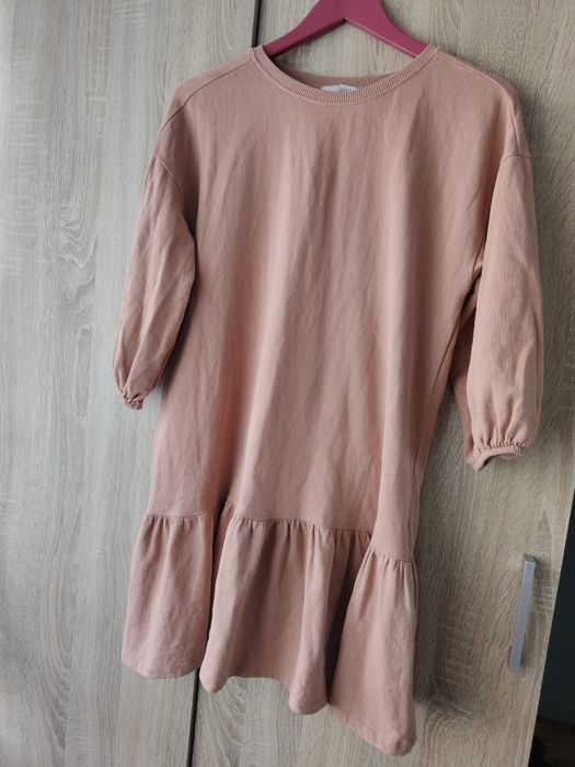 Sukienka dresowa z falbanką