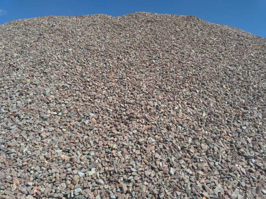 Щебінь гранітний насипом та в мішках