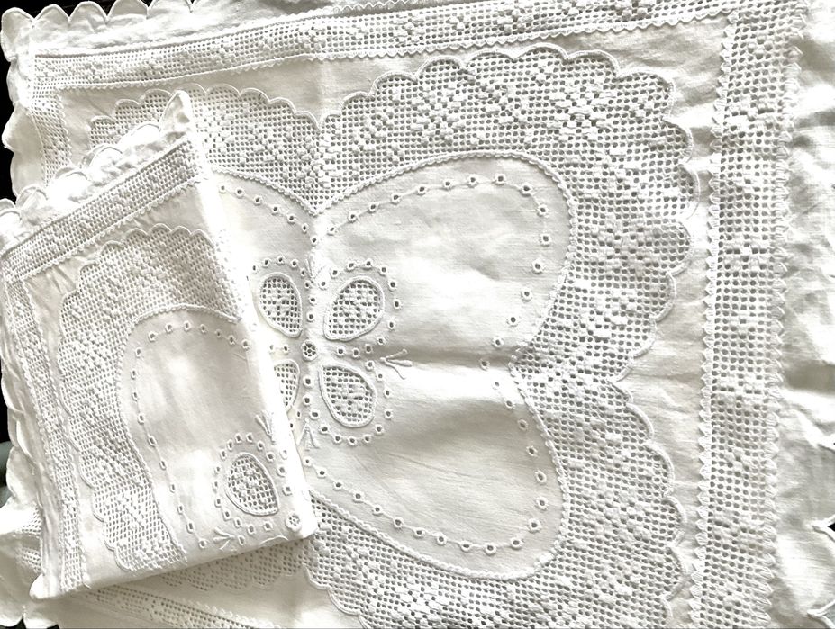 2 almofadas em linho puro bordadas em crivo.  NOVO