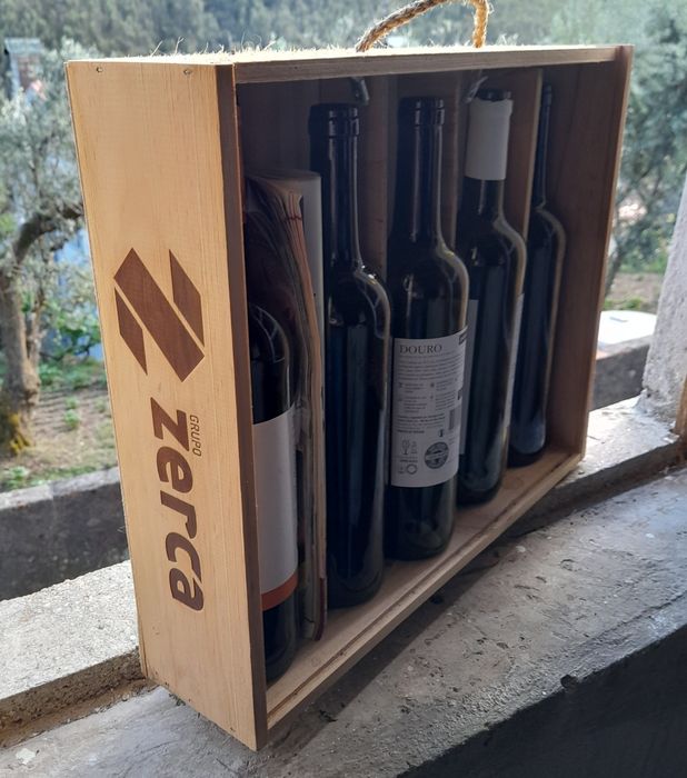 Caixa para vinho e utilitária