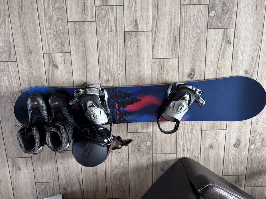 zestaw snowboard 150 cm +wiązania +buty +kask