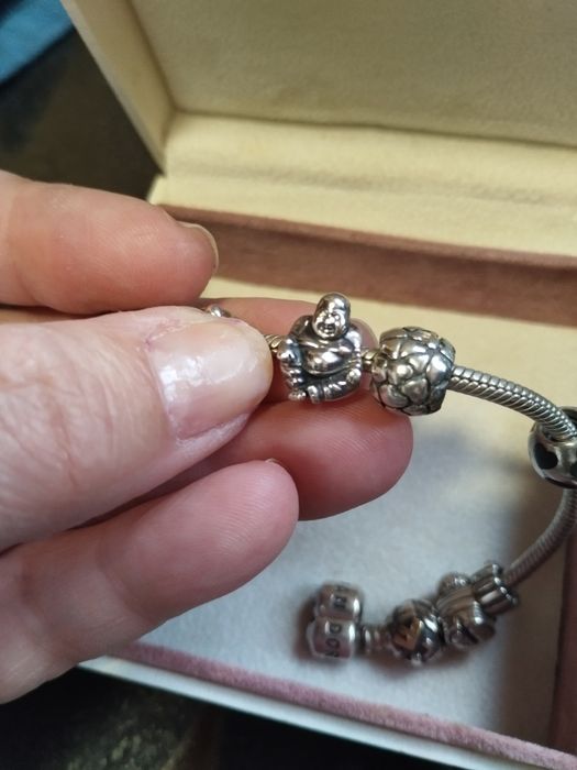 Pulseira Pandora, com 11 peças originais.