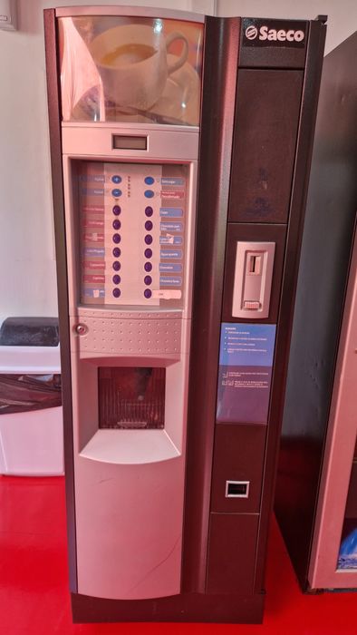 [VENDO - URGENTE] O "Combo Salvação": Máquina de Café Saeco + Snacks FAS (Moedeiros Incluídos)