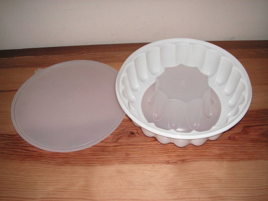 Tupperware - Graters and Measuring Cup64585096641667124