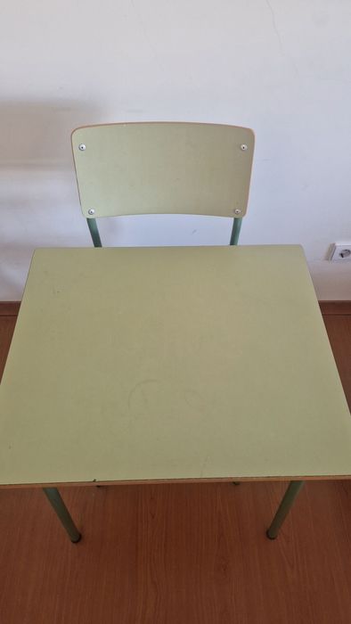 Conjunto de mesa e cadeira