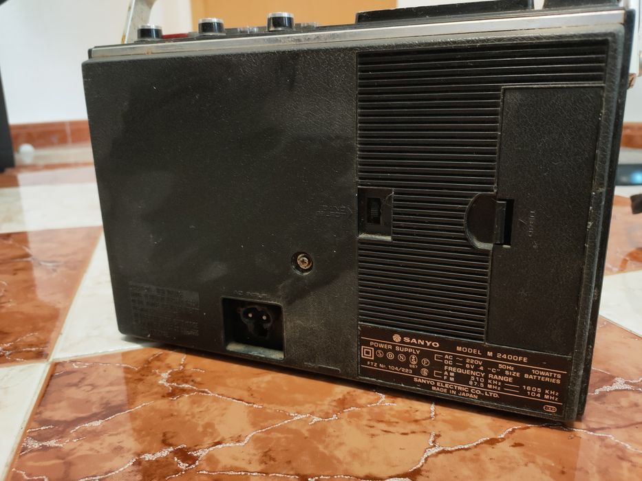 Radio sanyo antigo