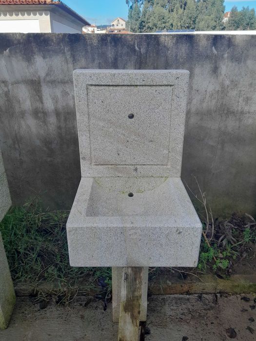 Fontanário em granito amaciado