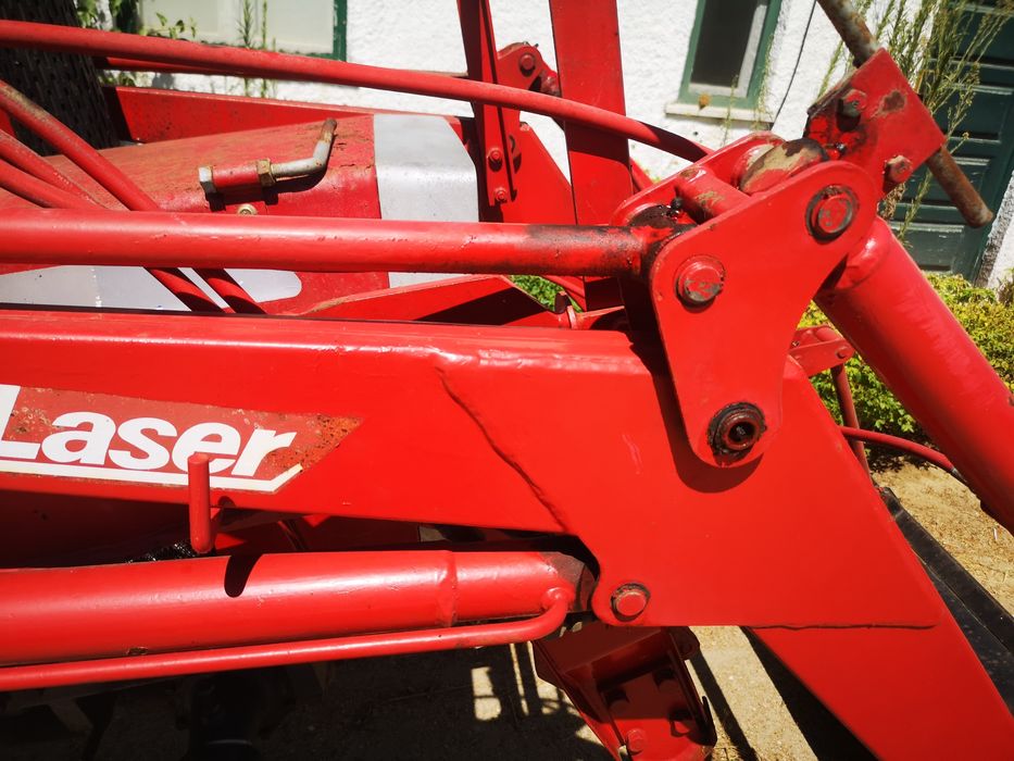 Trator 4x4 com frontal de efeito duplo e paralelogramo.