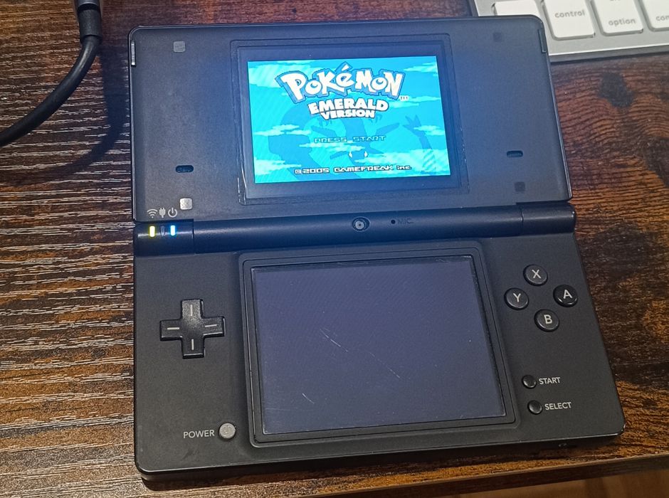 Nintendo DSi Preta + Carregador + Cartão SD (Modificada)