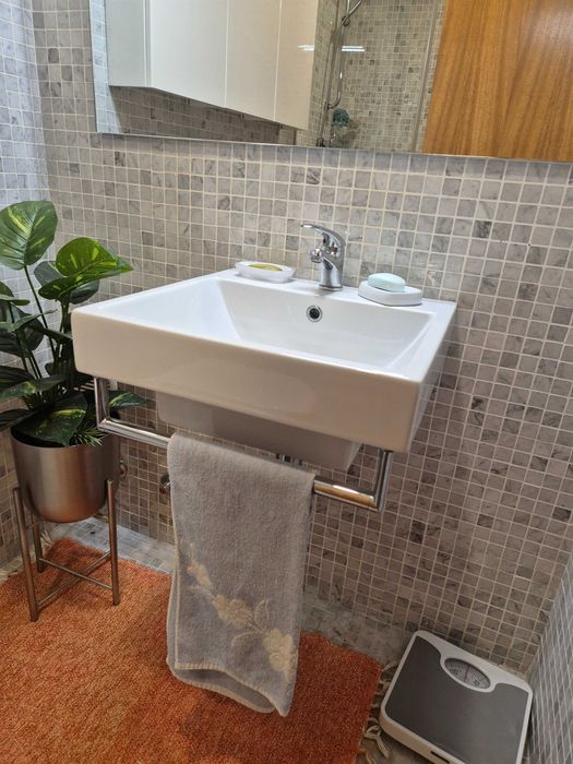 Vendo Lavatório c/torneira,  medidas 50cmx50cm