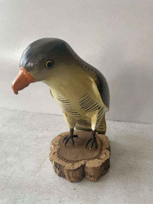 Águia com base em madeira