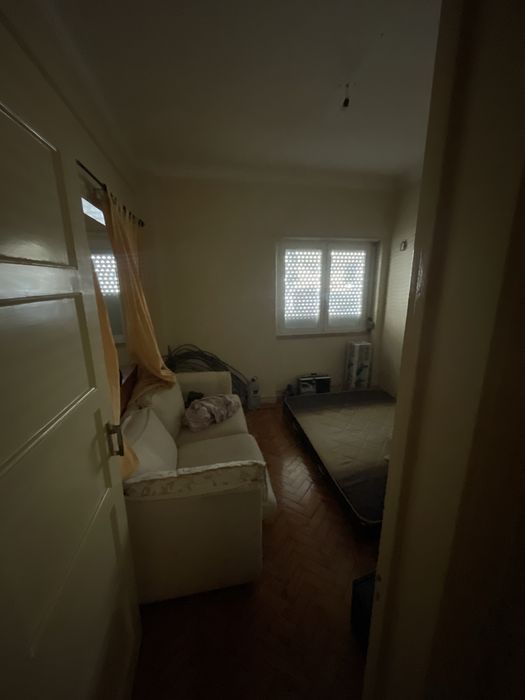 Quarto grande com 2 divisorias para arrendar