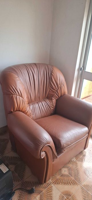 Sofá cama e poltronas em pele