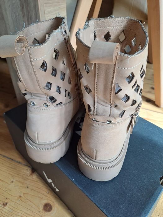 Beżowe, ażurowe botki Quazi 39