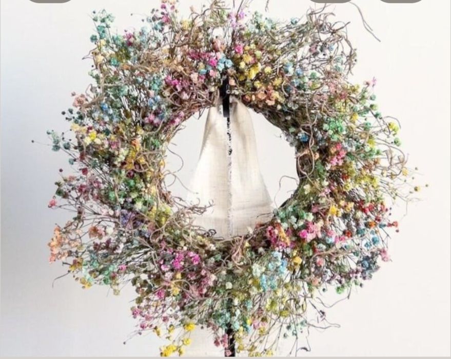 Wianek z suszonej gipsówki kolorowej
