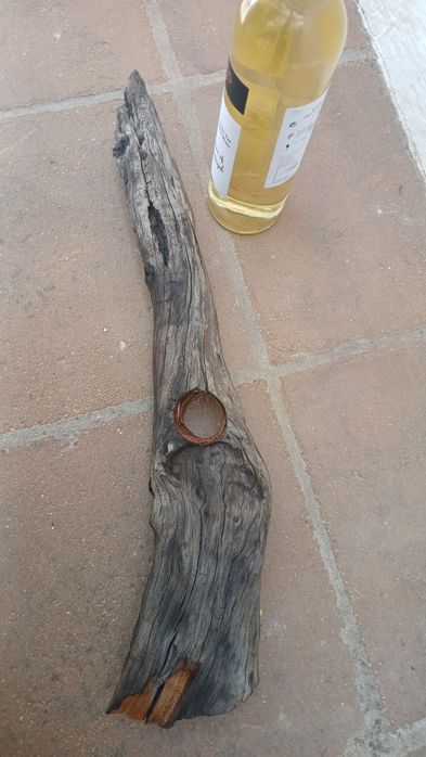 Suporte flutuante para garrafas de vinho.