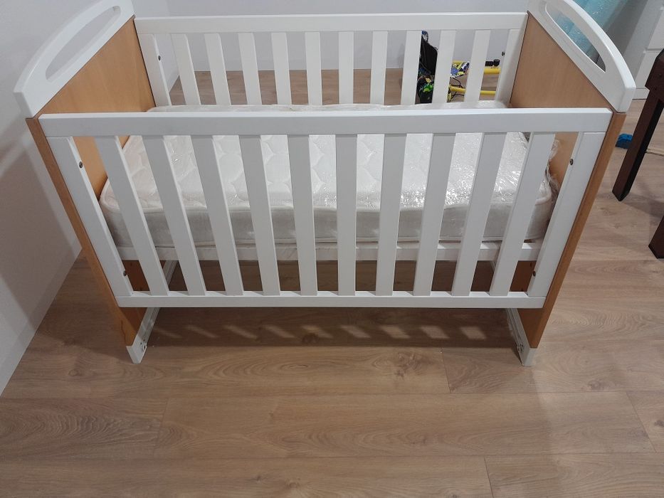 Berço em bom estado com colchão com muito pouco uso.