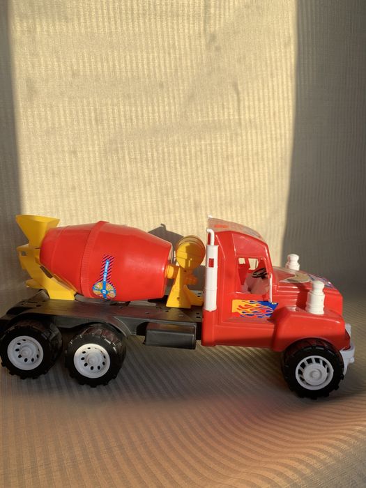 Іграшка машина-цистерна