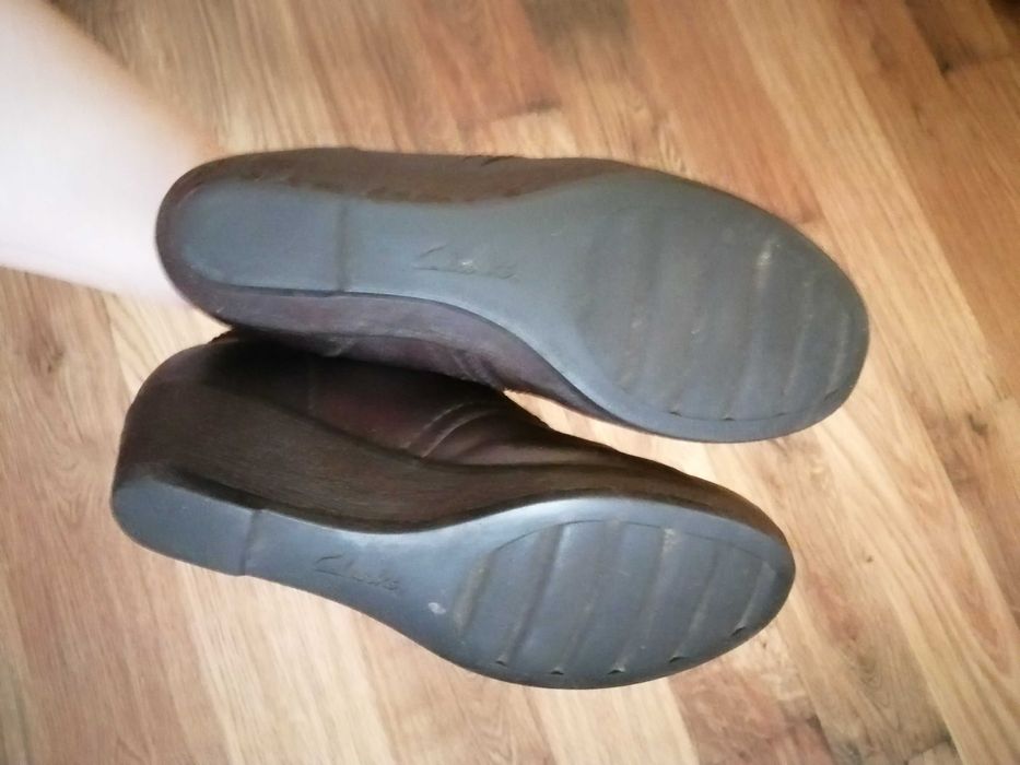 Damskie botki skórzane clarks, na koturnie wiązane, brazowe